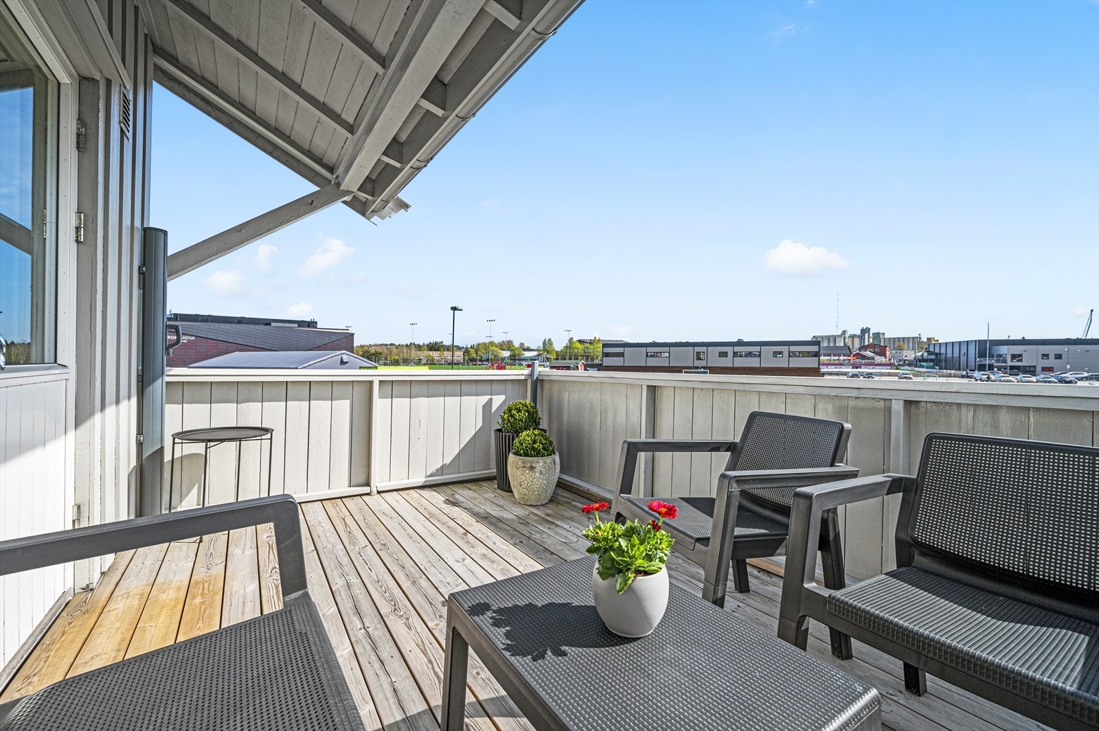 En lys og delikat innredet leilighet med arealeffektiv planløsning i 2. etasje med pendlervennelig beliggenhet. Galleribilde