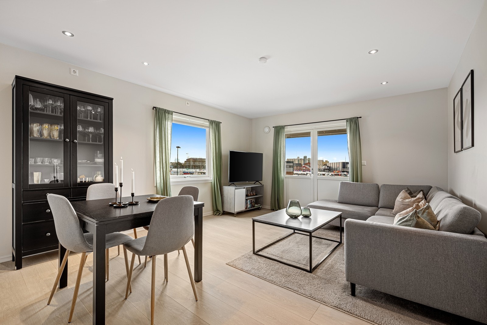 Stuen er arealeffektiv med mulighet for å innredet med sofakrok, spisebord og tv-møblement. Galleribilde