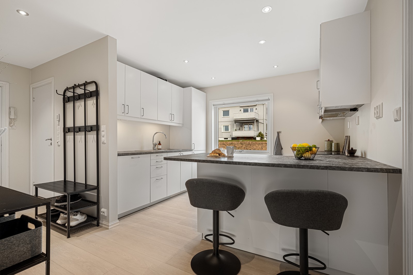 Det er installert vannstoppsystem og komfyrvakt. Det er kjøkkenventilator med avtrekk ut. Galleribilde