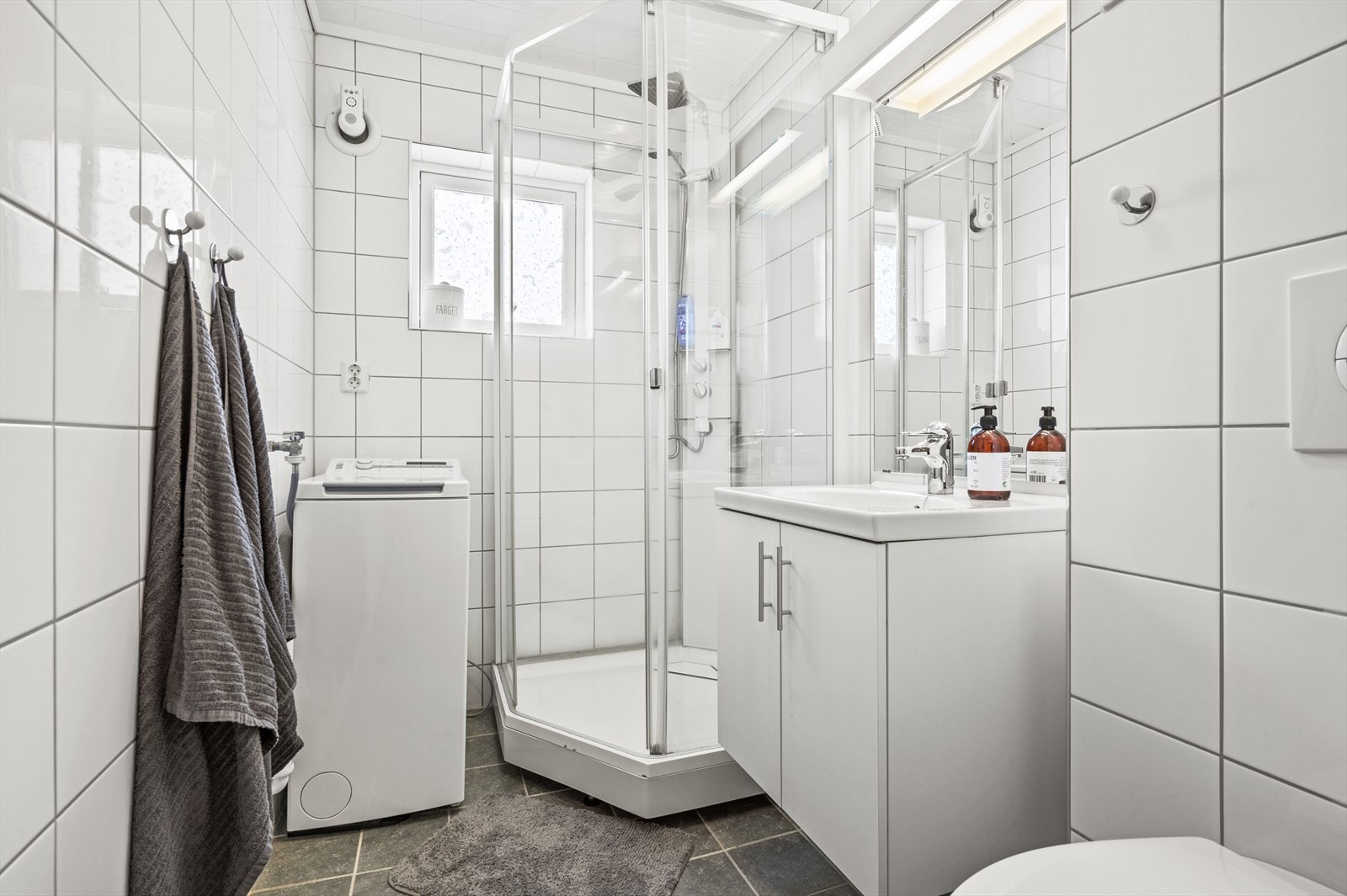 Pent innredet flislagt bad med varmekabler i gulv. Galleribilde