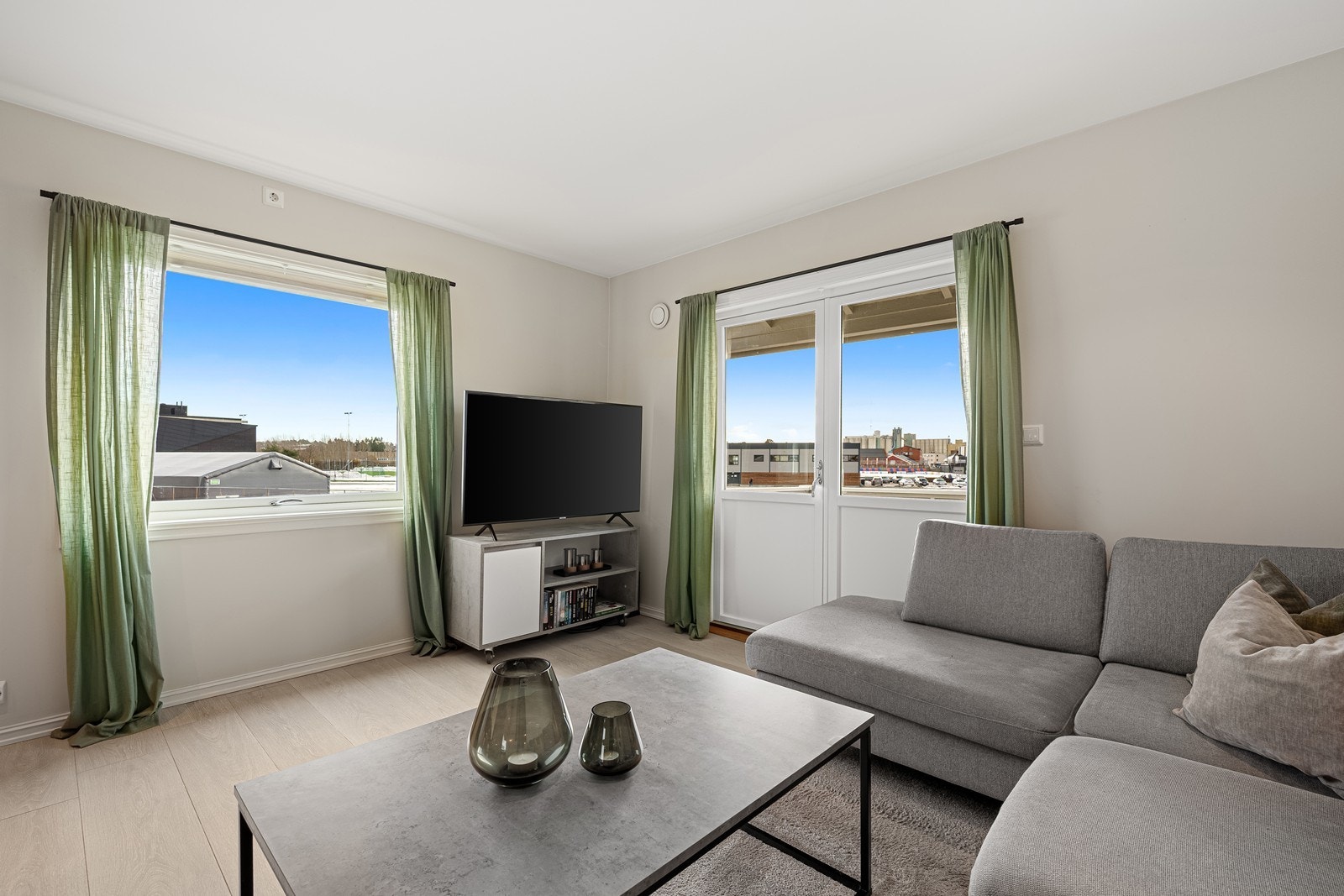 Leiligheten ligger sentralt og attraktivt til i Larvik sentrum, med gangavstand til offentlig kommunikasjon og byens servicetilbud. Galleribilde