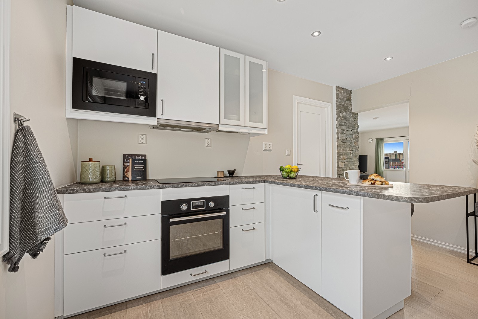 Kjøkkenet har innredning med glatte fronter og benkeplate i laminat. Kjøkkenet er utstyrt med integrerte/hvitevarer bestående av kjøl-/fryseskap, oppvaskmaskin, induksjonstopp, mikrobølgeovn og stekeovn. Galleribilde