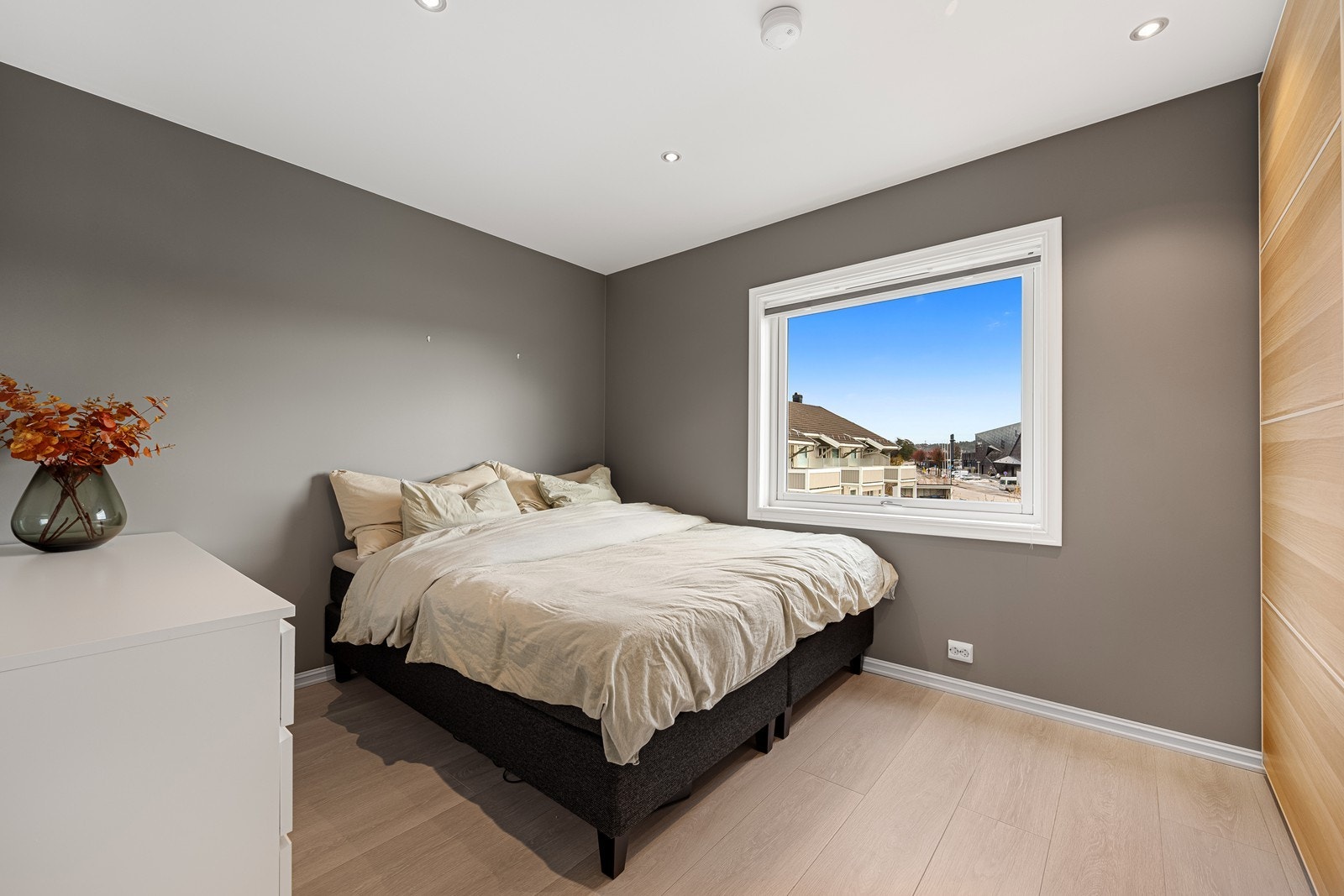 Pent innredet soverom med plass til seng, nattbord og garderobeløsning. Galleribilde