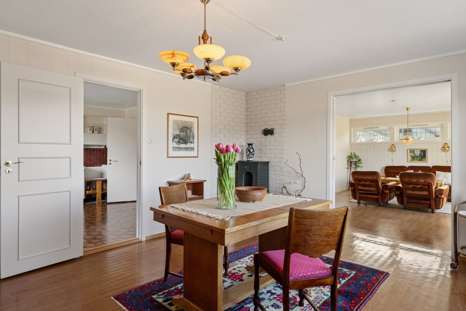 Også her er det en vedovn som bidrar med varme. Rommet har en åpen løsning mot stuen. Galleribilde