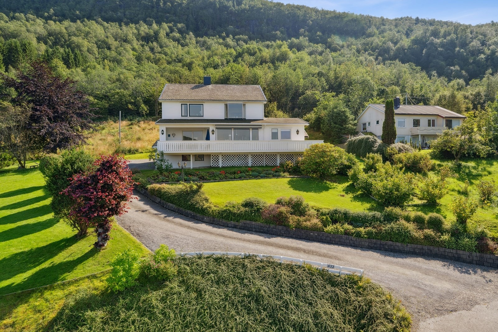 Eiendommen ligger høyt og fritt i vestvendt terreng, som gir gode utsiktsforhold mot fjorden. Galleribilde