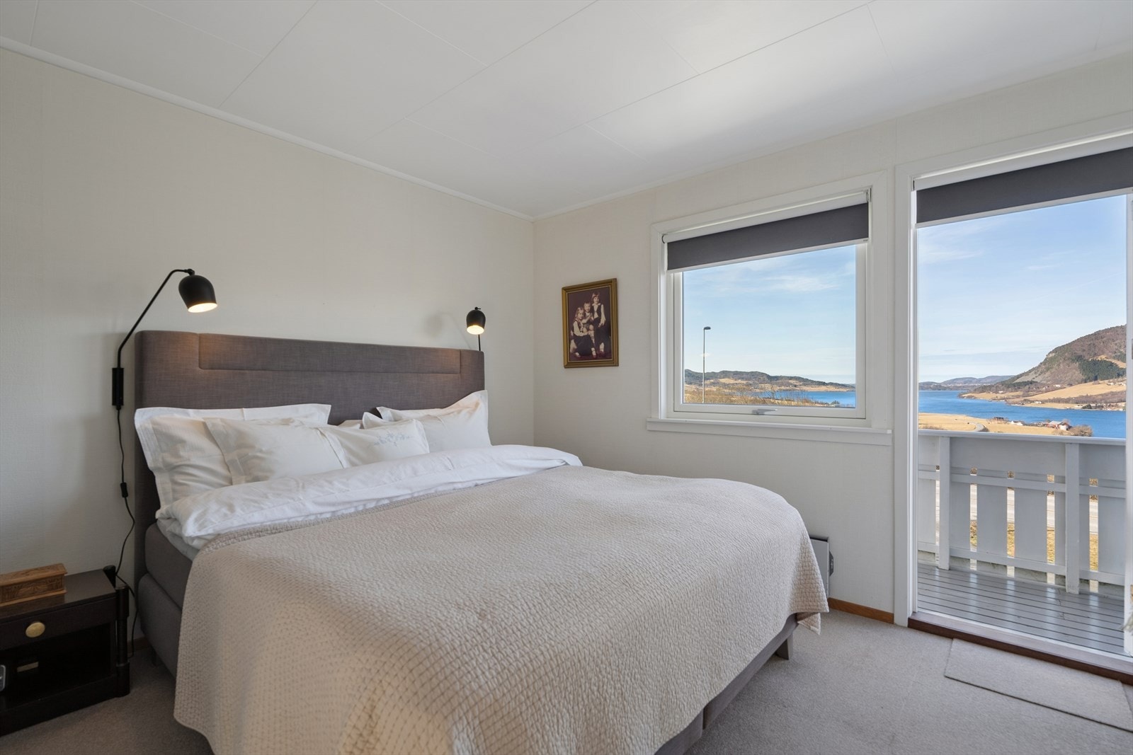 Fra soverommet er det utgang til en overbygd, sørvendt luftebalkong på ca. 4 m². Galleribilde