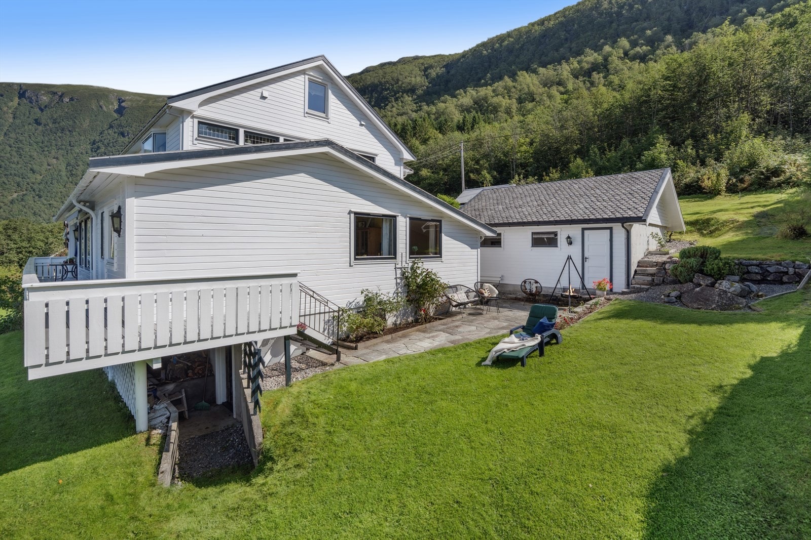 Eiendommen har en pent opparbeidet hage med plen og beplantning. Velkommen til en hyggelig visning - husk visningspåmelding! Galleribilde