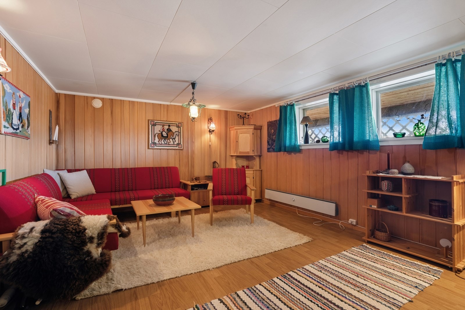 Den lune kjellerstuen har panel på veggene og en egen peis. Denne er ikke omsøkt til stue og er ment for oppbevaring/boder. Galleribilde