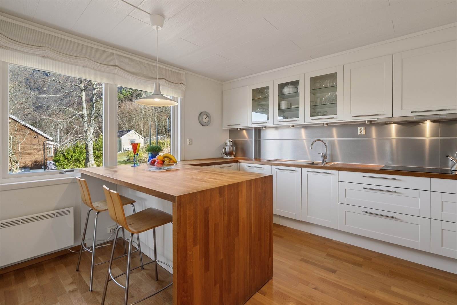 Innredningen byr på godt med skap- og benkeplass, med en solid benkeplate i heltre. Galleribilde