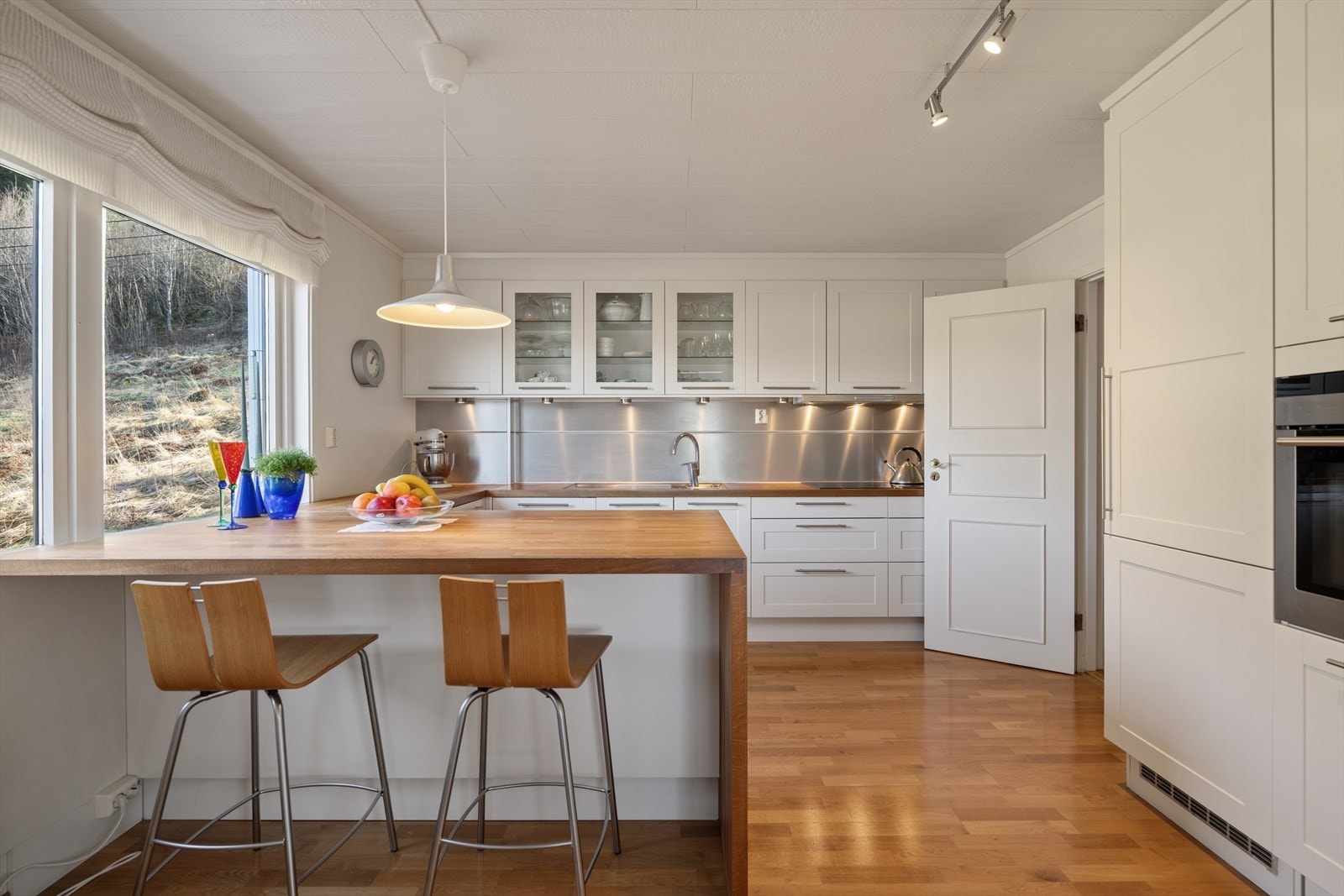 Kjøkkenet fra HTH (2006) har profilerte fronter og en praktisk kjøkkenøy med sitteplasser. Galleribilde