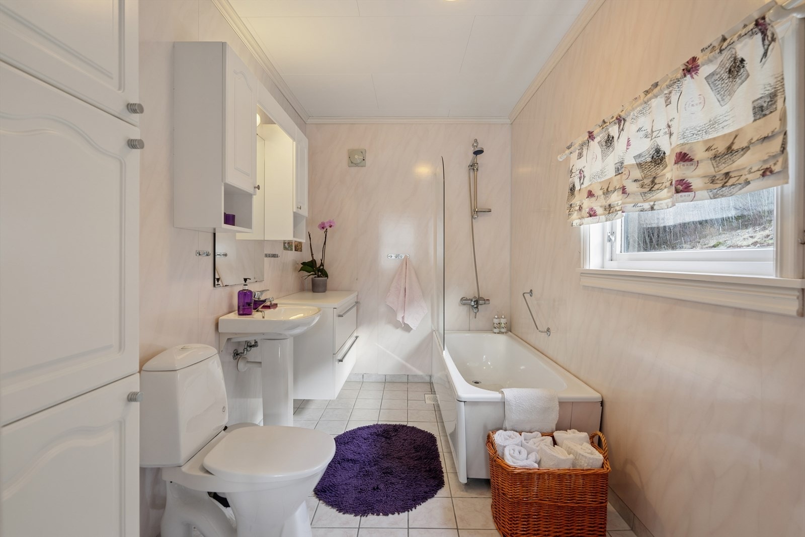 Badet i andre etasje er fra ca. 1995 og har flislagt gulv med varmekabler og badekar. Galleribilde