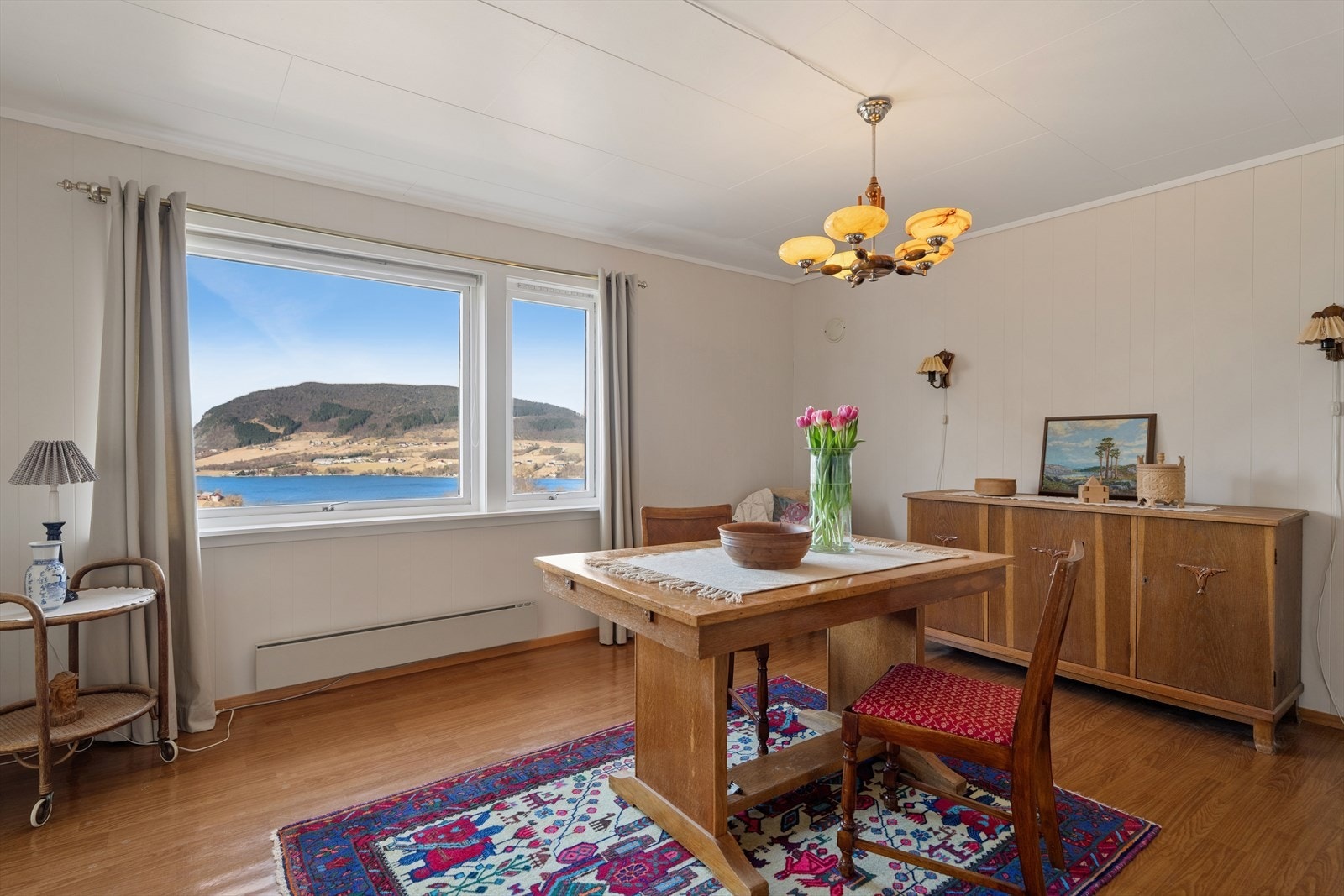 I tilknytning til stuen er det en egen spisestue med plass til et stort spisebord. Galleribilde