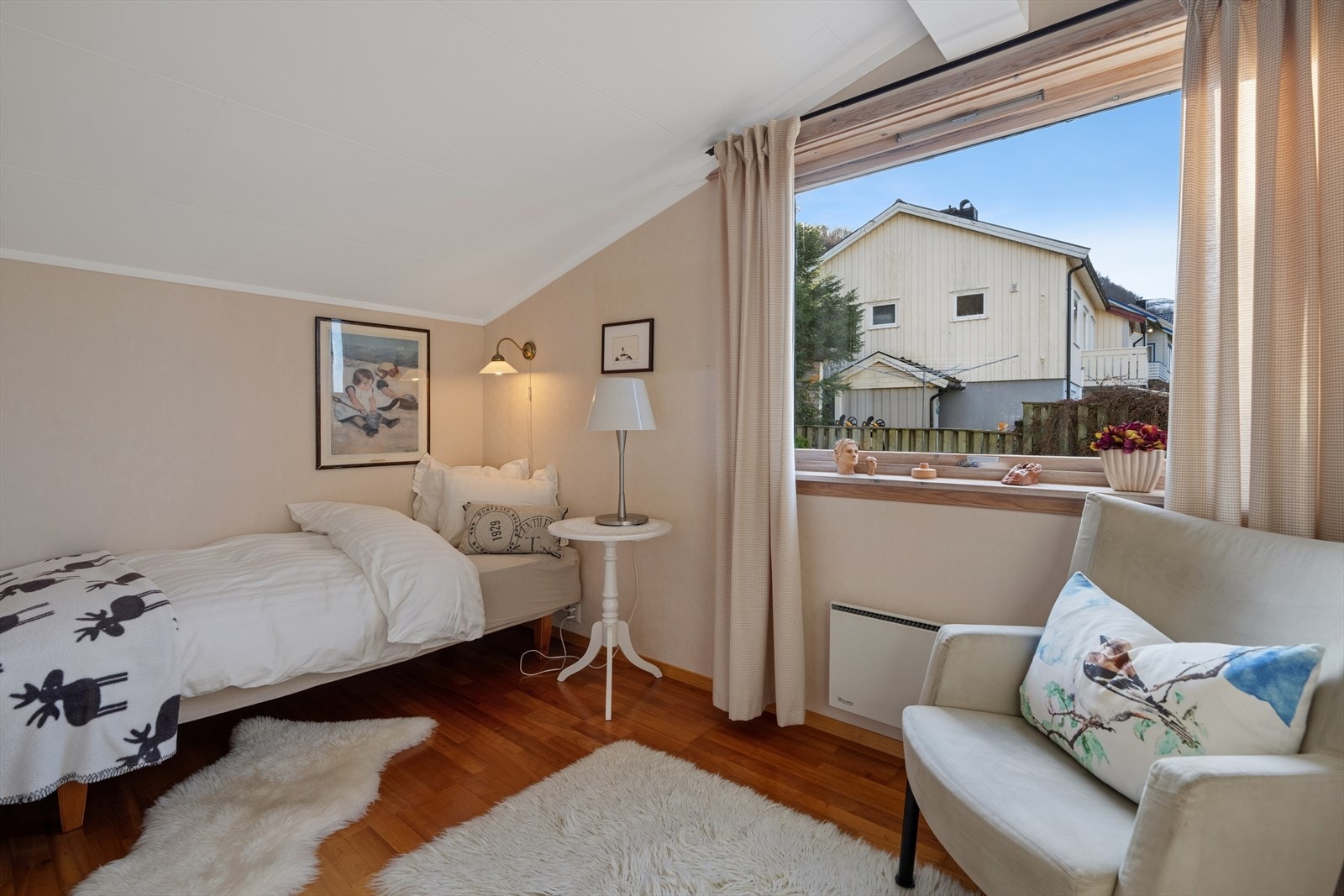 Hoveddelen inneholder fire soverom av god størrelse, alle plassert i første etasje. Galleribilde