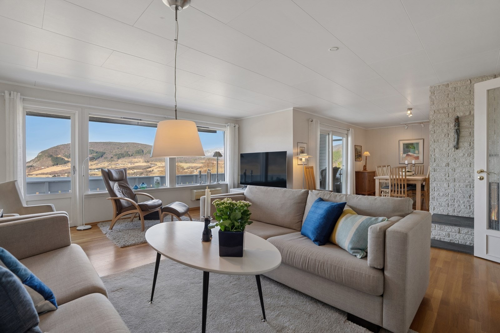 Stuen i hoveddelen er lys og romslig, med god plass til flere sittegrupper. Galleribilde