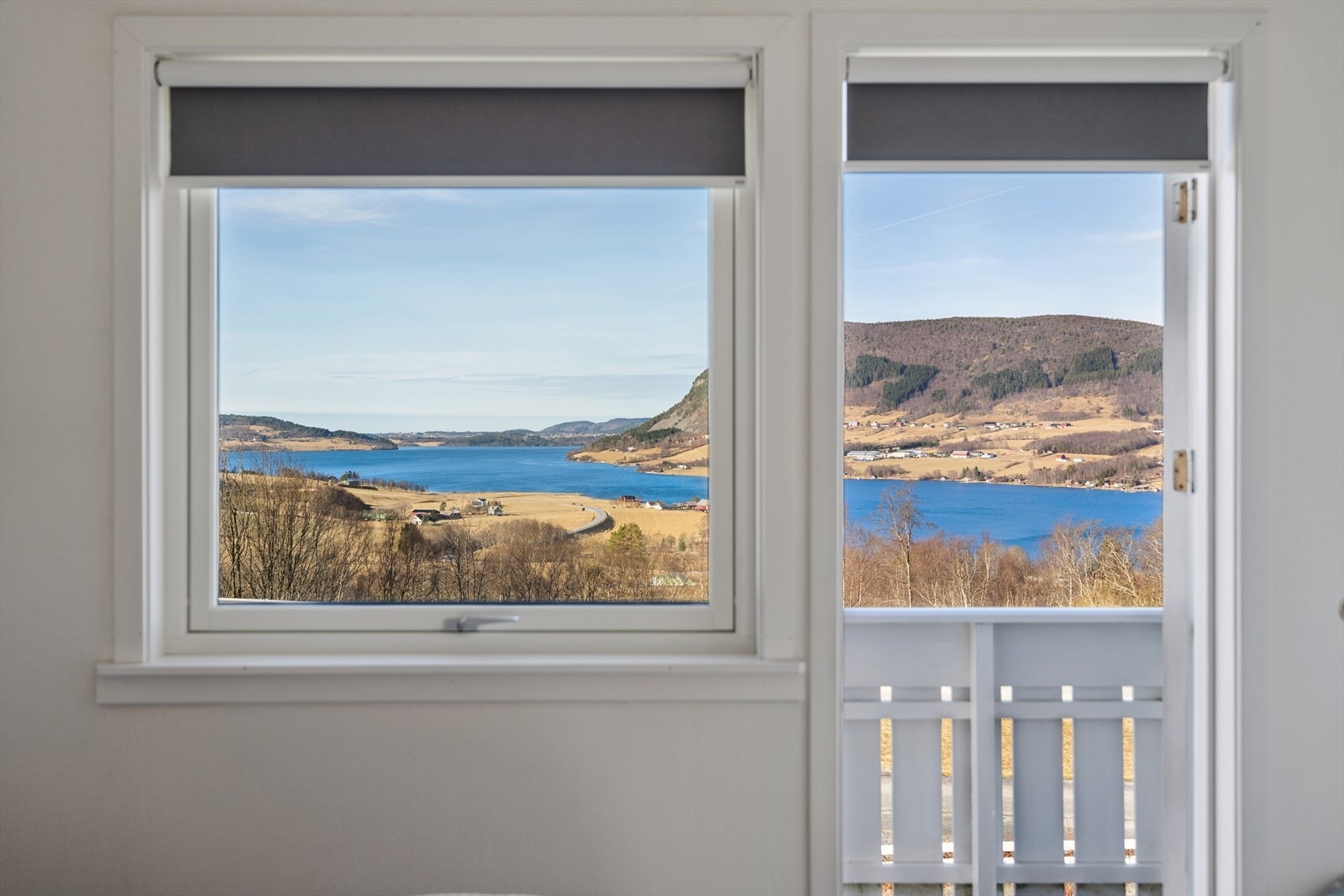 Vinduet og balkongdøren gir en flott utsikt over fjorden og landskapet. Galleribilde
