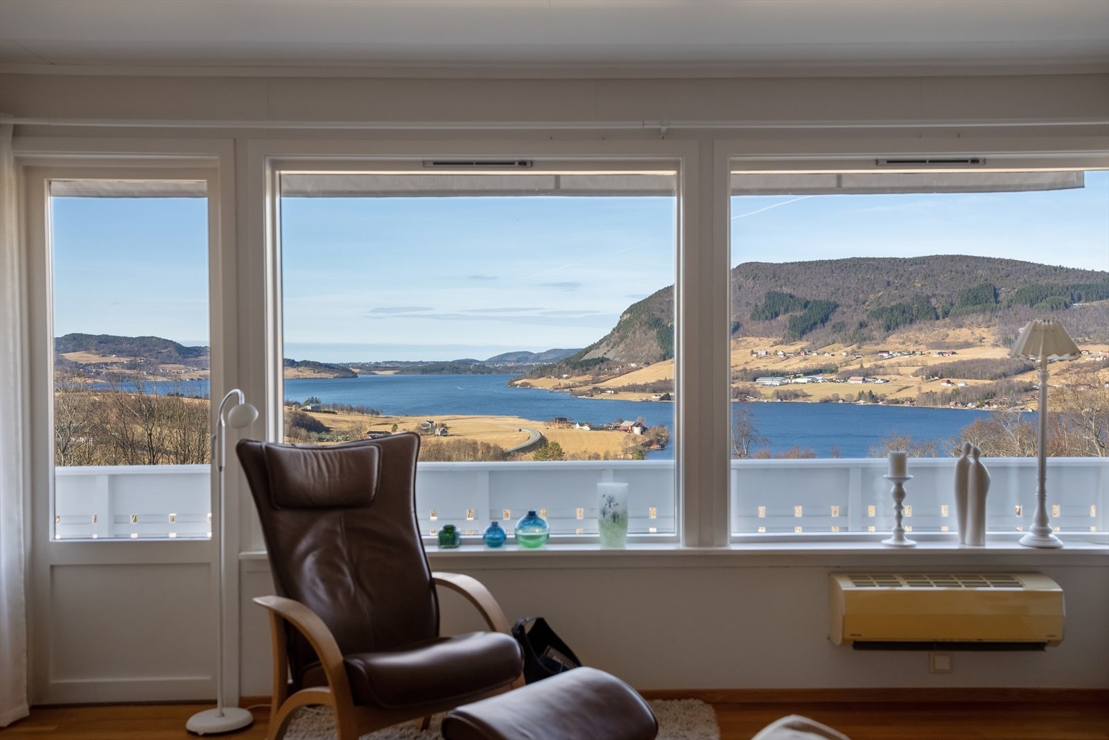 Store vindusflater slipper inn rikelig med dagslys og rammer inn den flotte utsikten. Galleribilde