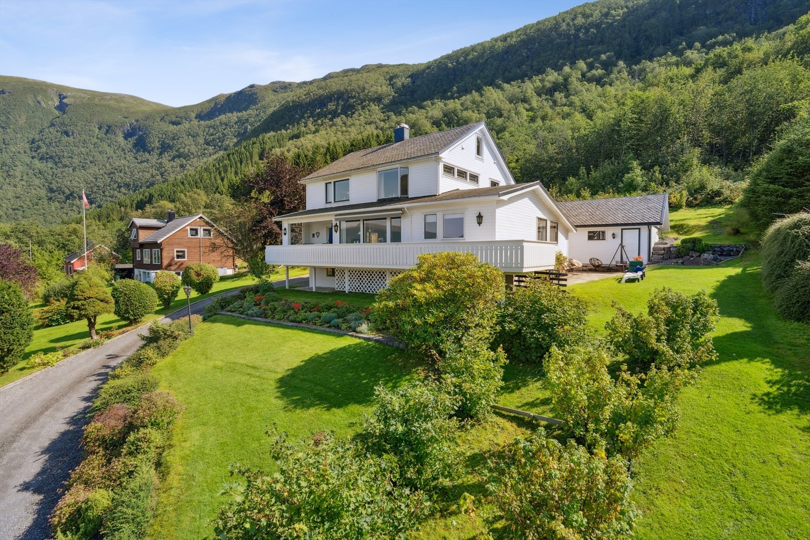 Velkommen til Malmefjordvegen 433 - En innholdsrik og velholdt tomannsbolig med en flott beliggenhet i et etablert boligområde. Galleribilde