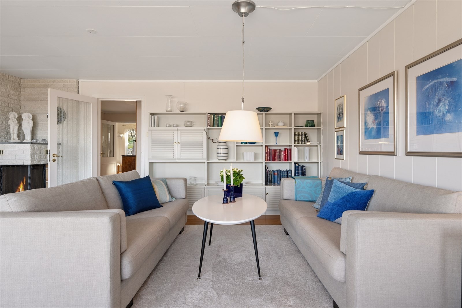 Rommet har parkett på gulvet og malte panelplater på veggene, som gir en klassisk ramme. Galleribilde