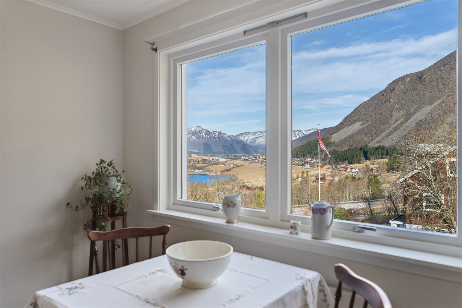 Fra spiseplassen på kjøkkenet kan man nyte utsikten mot fjellene. Galleribilde