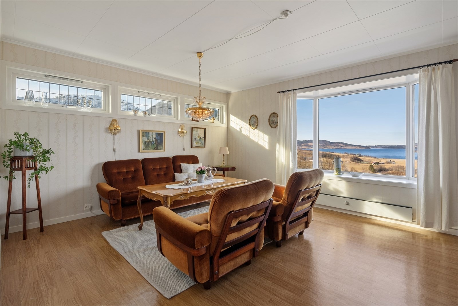 Stuen i kårboligen er lys og trivelig, med god plass til en sofagruppe. Galleribilde