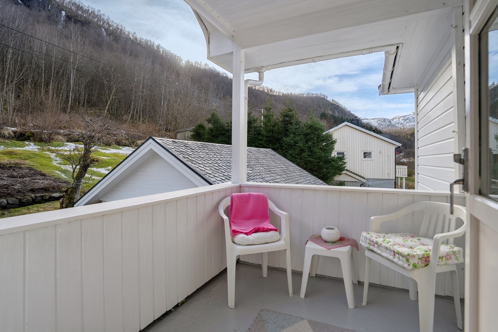 Den overbygde luftebalkongen er en lun og privat uteplass. Galleribilde