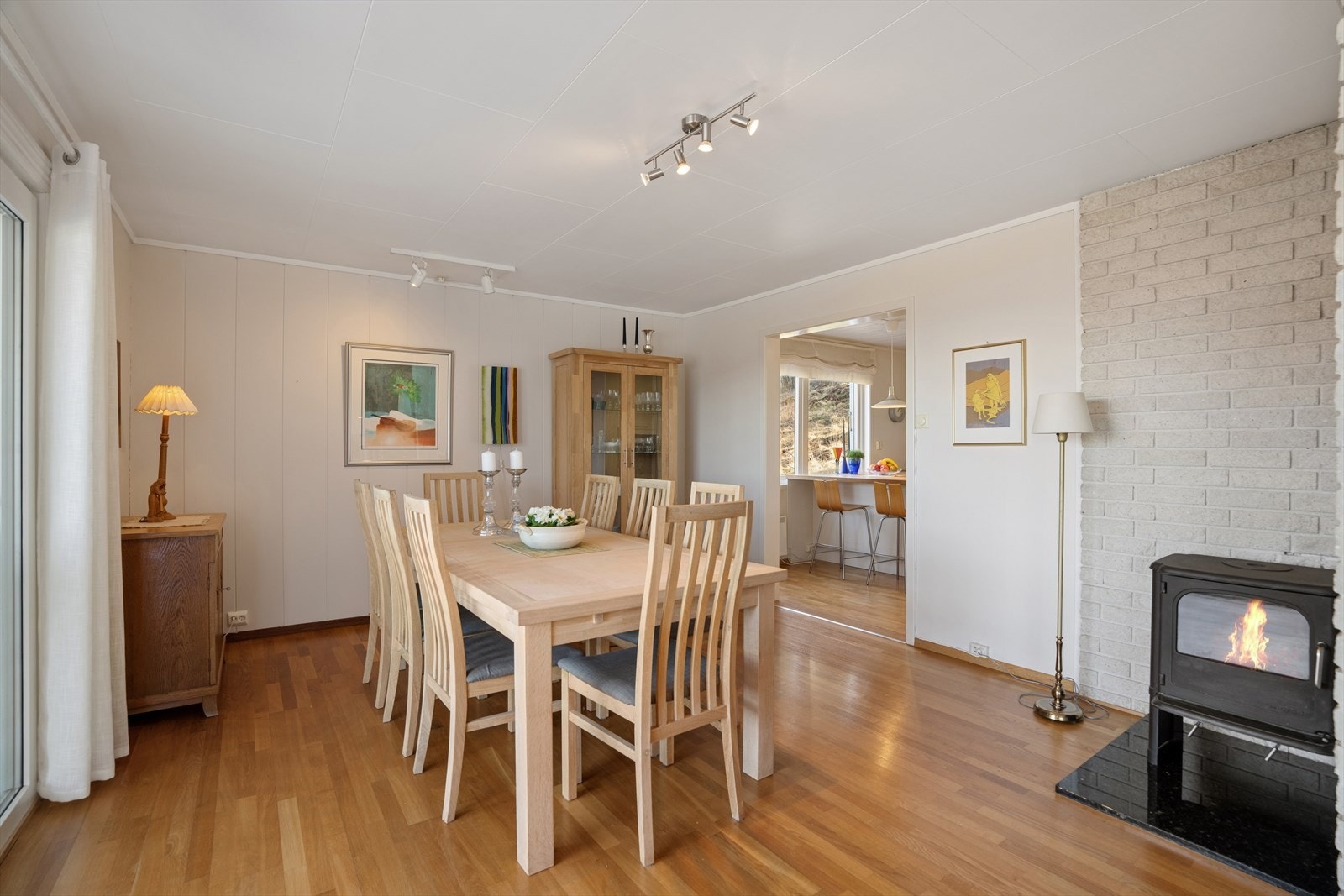 Spisestuen har en rentbrennende peisovn som gir ekstra varme og hygge på kalde dager. Galleribilde