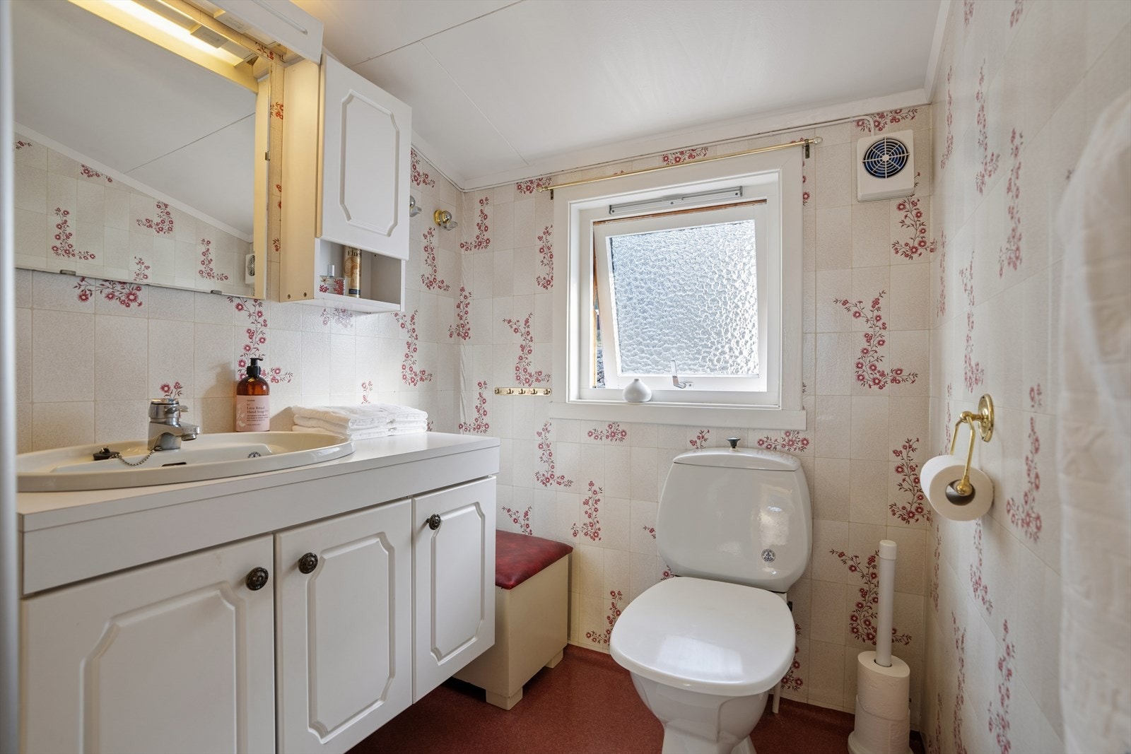 Boligens andre bad i etasjen er eldre, men funksjonelt med dusjkabinett og gulvvarme. Oppgraderinger må påregnes. Galleribilde