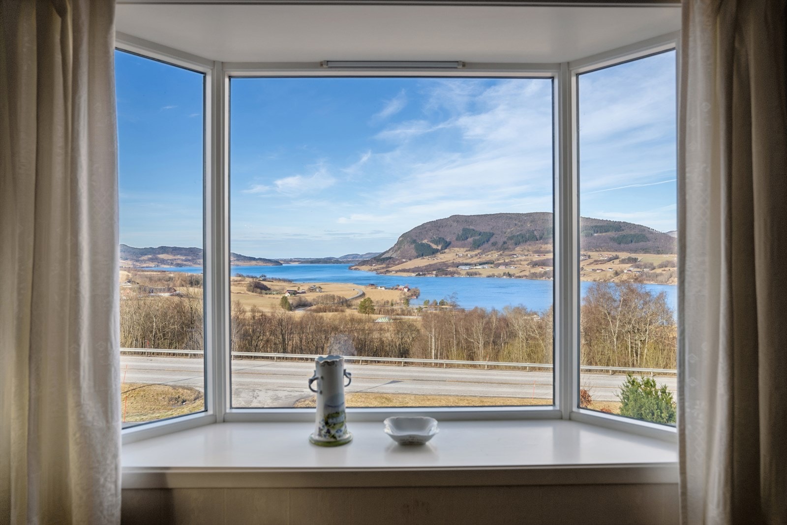 Et sjarmerende karnappvindu gir stuen karakter og en flott utsikt over landskapet. Galleribilde