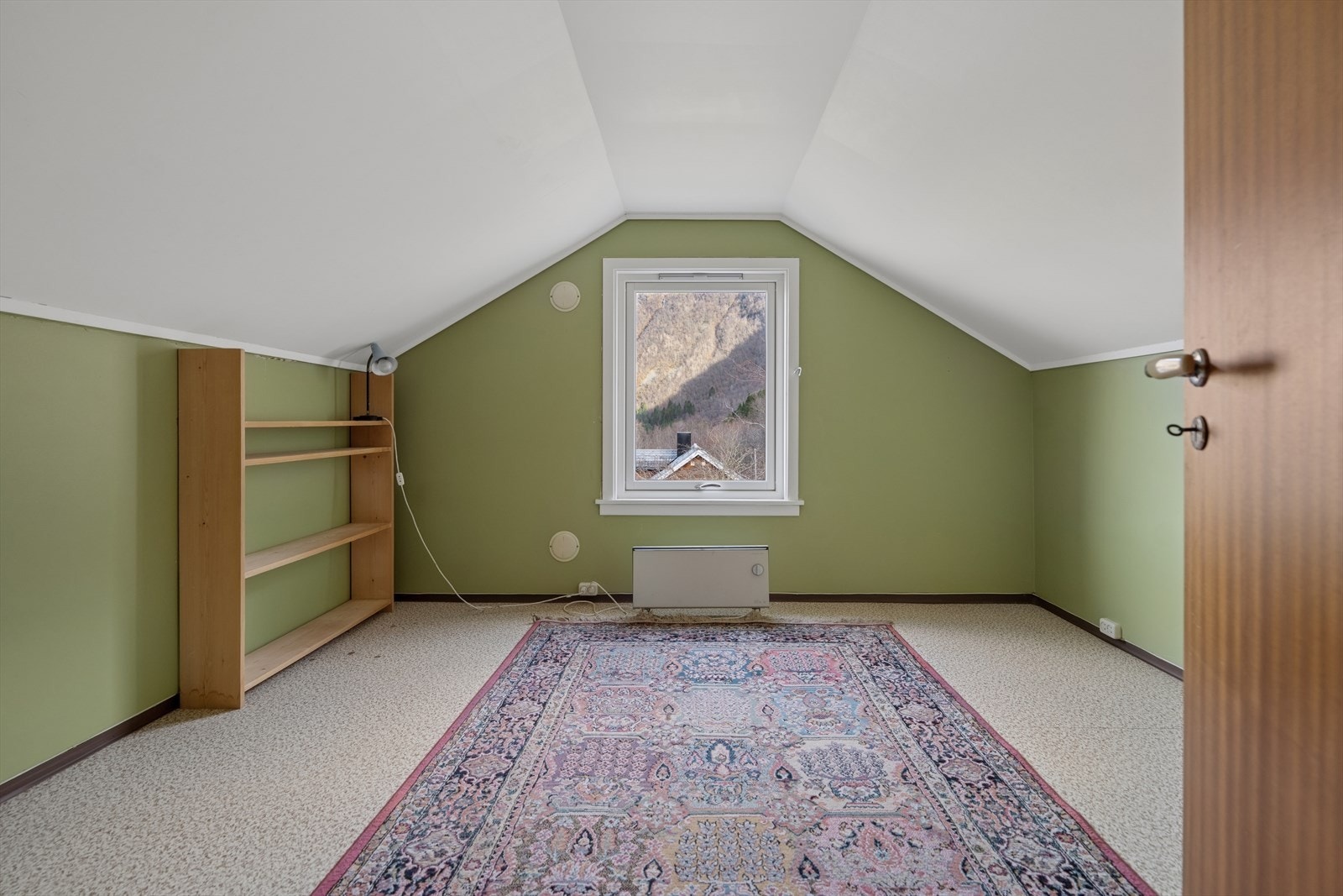 Loftsrommene har gulvbelegg og panel på veggene, og kan benyttes som soverom eller boder. Galleribilde