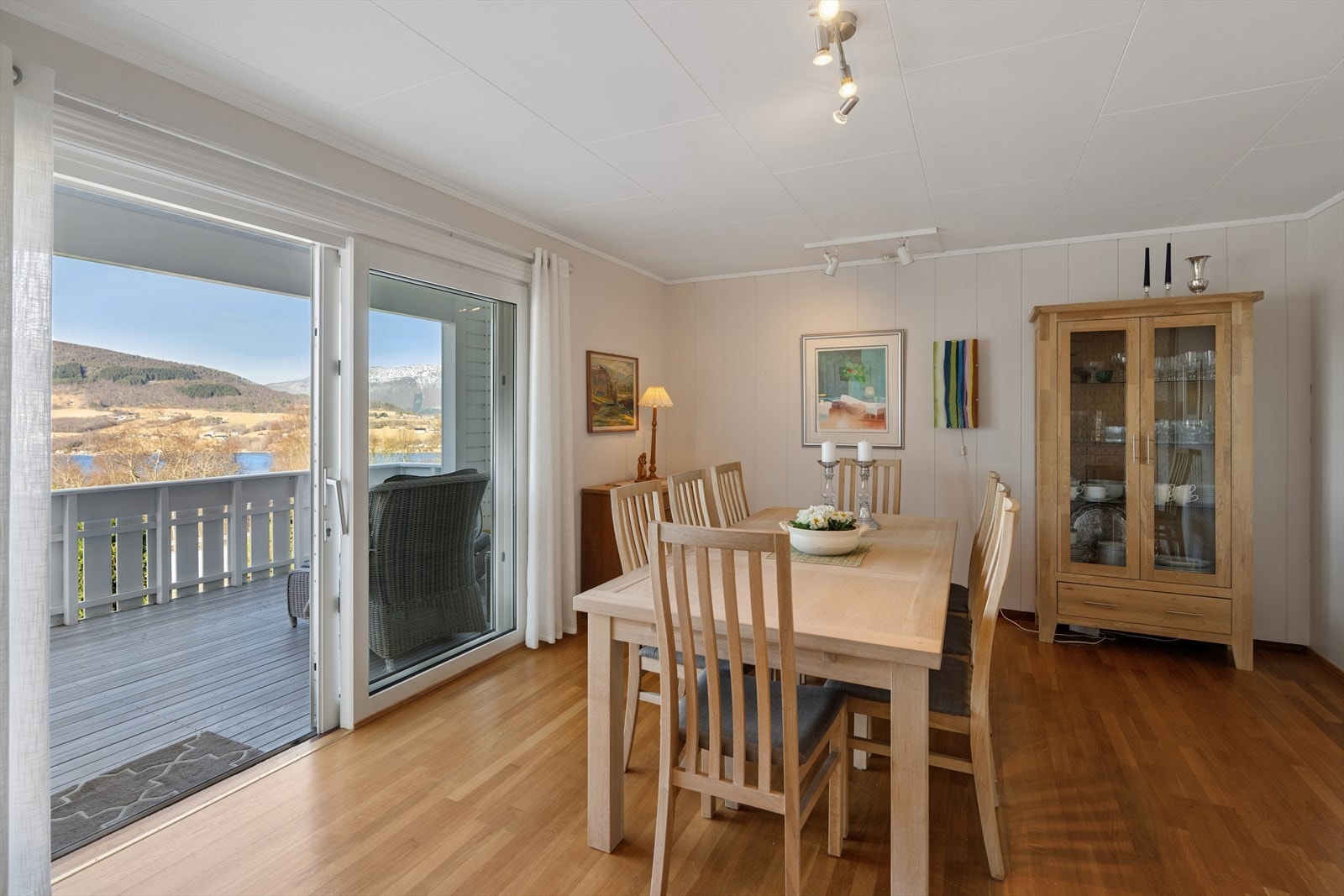 Fra spisestuen er det direkte utgang til den store, vestvendte verandaen. Galleribilde