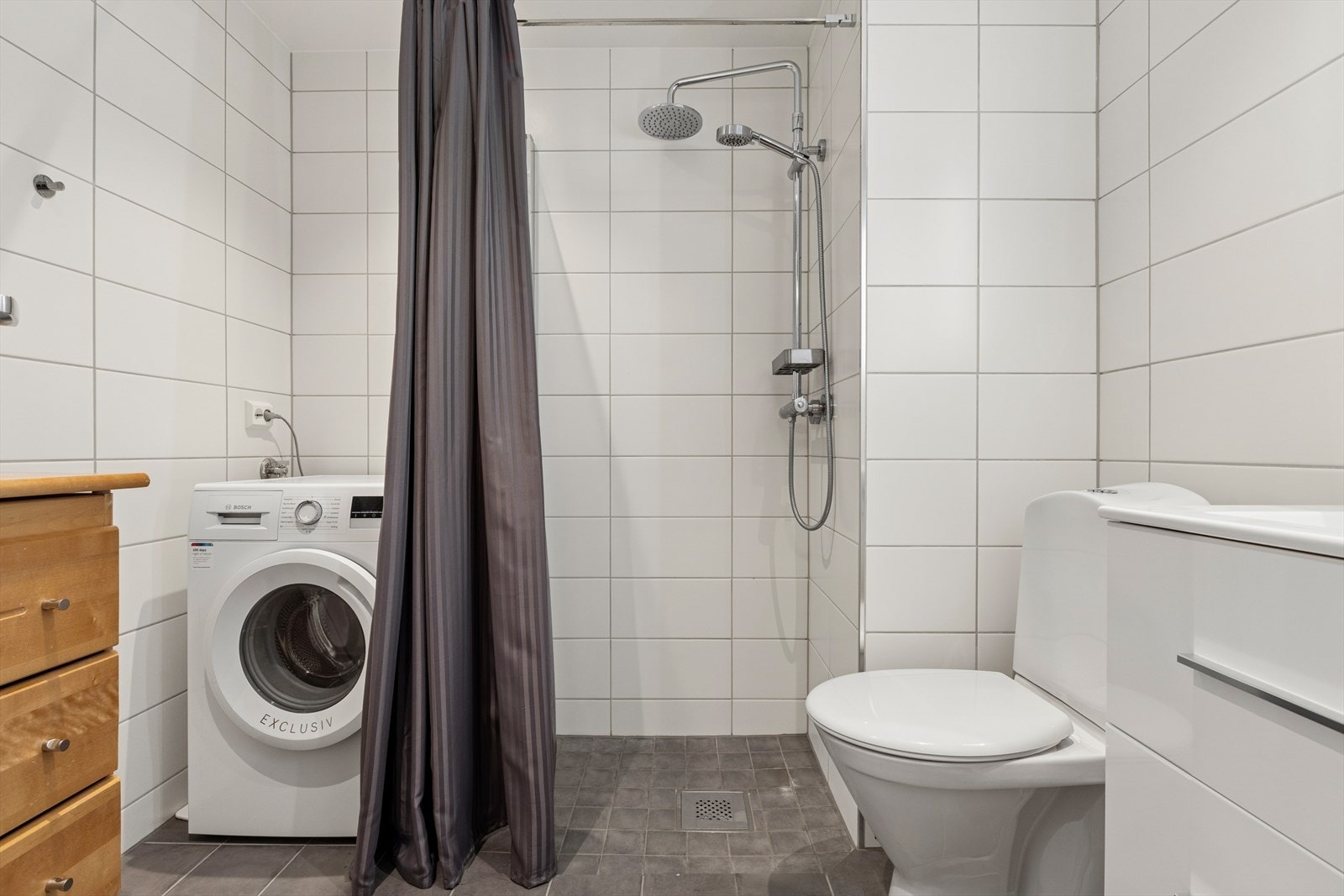 Rommet er utstyrt med vask, klosett, dusj og har avløp for vaskemaskin. Varmekabler og avtrekk. Galleribilde