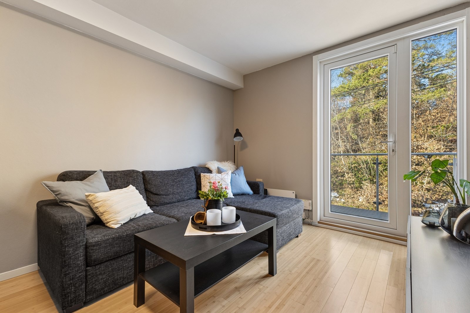 Lys og innbydende stue. Galleribilde