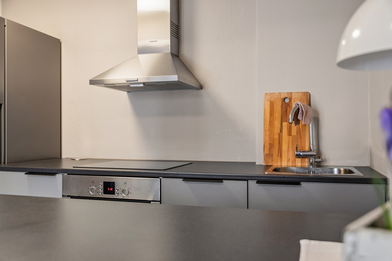 Det er opptrekkbar stikkontakt integrert i kjøkkenbenken. Galleribilde