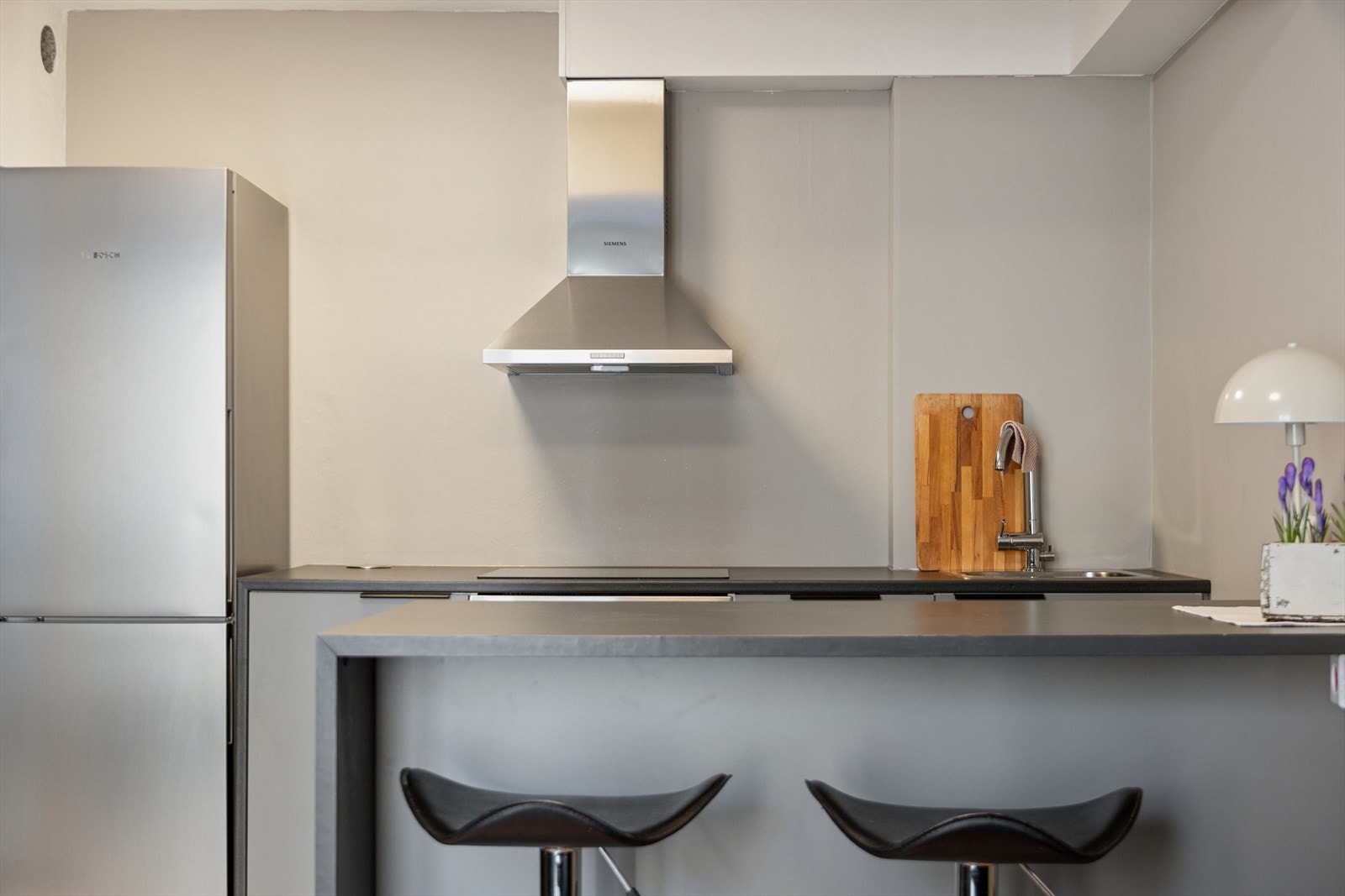 Innredningen har en integrert stekeovn, oppvaskmaskin og frittstående kjøleskap. Galleribilde