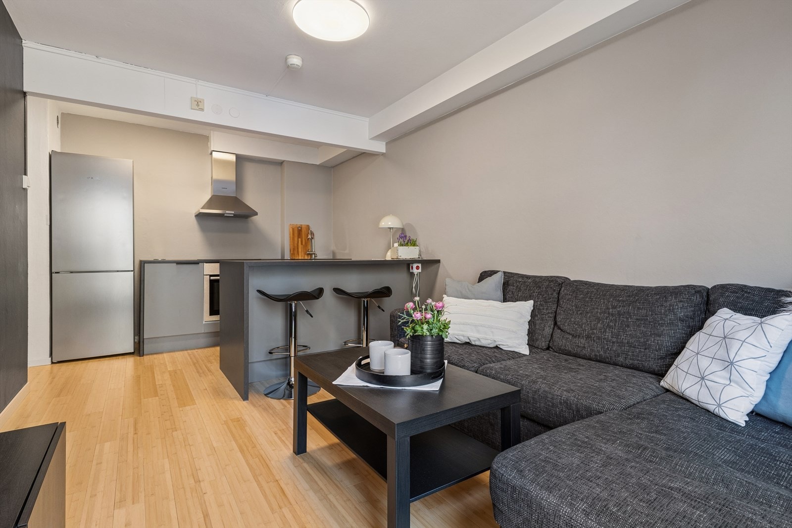 Åpent og sosialt kjøkken med barløsning. Galleribilde