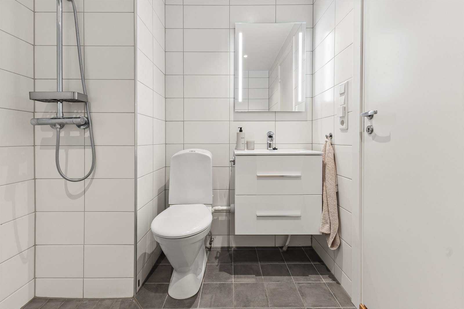 Delikat og flislagt baderom med downlights i himling. Galleribilde