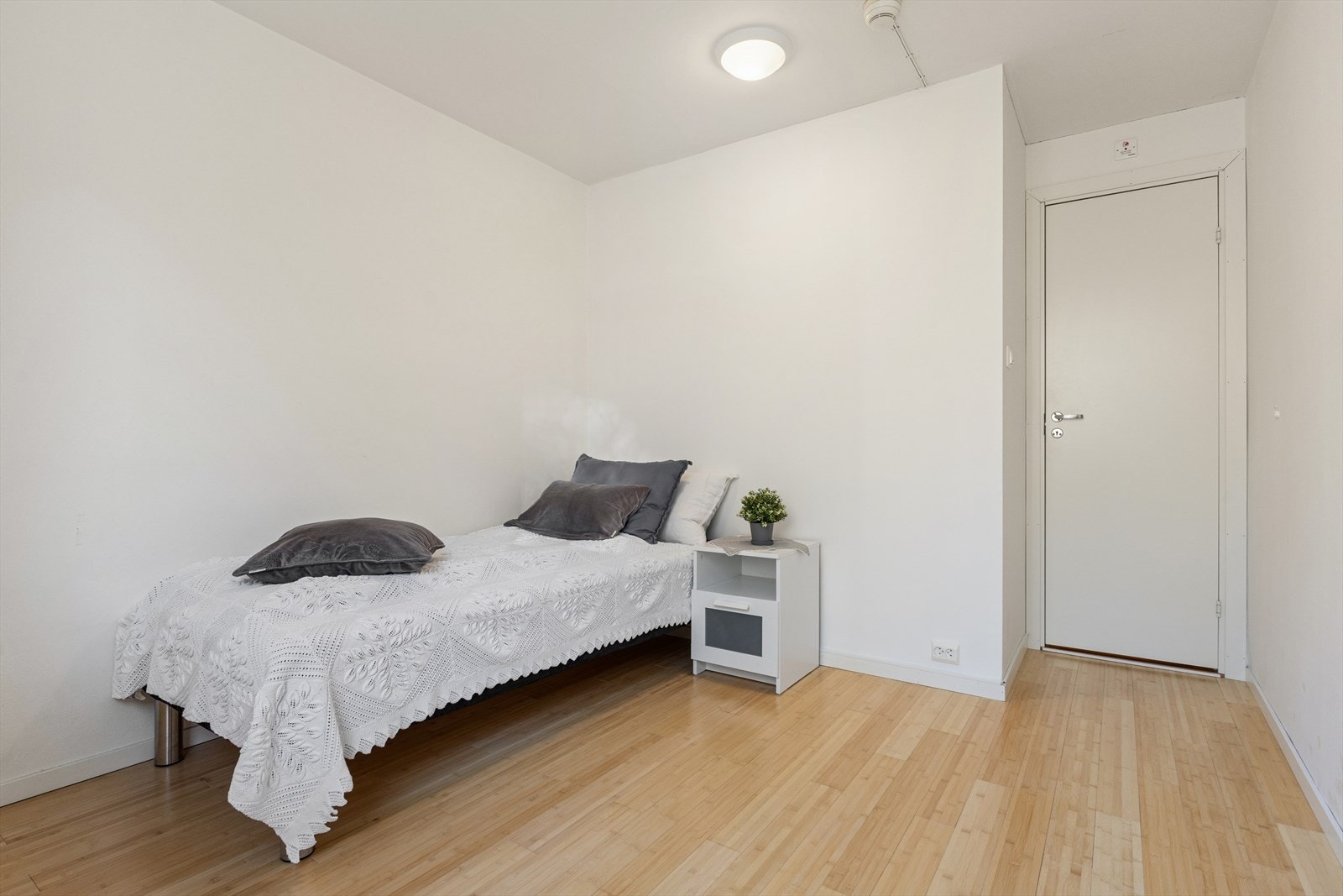 Leiligheten har et romslig soverom med plass til stor seng. Galleribilde