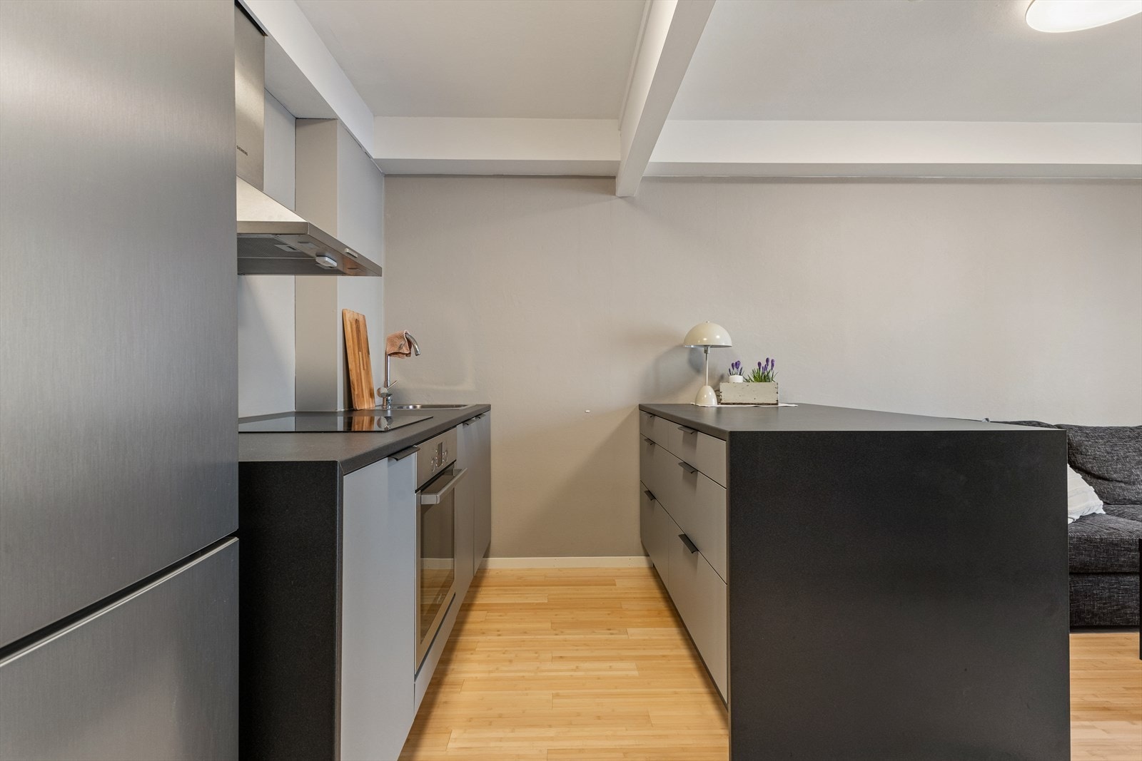 Kjøkken fra HTH med god benkeplass og lagring. Galleribilde