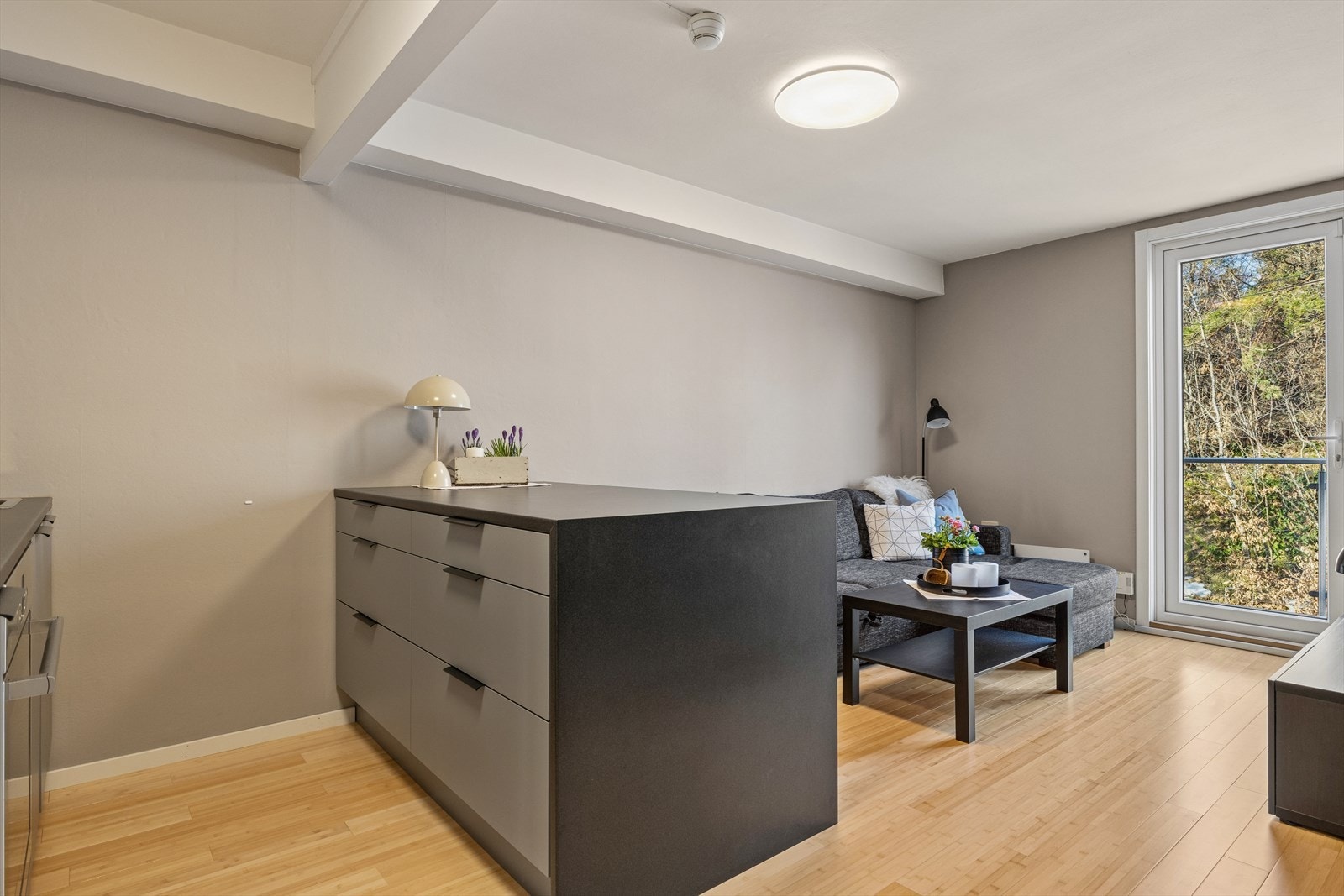 Det er bambus parkett på gulv. Galleribilde