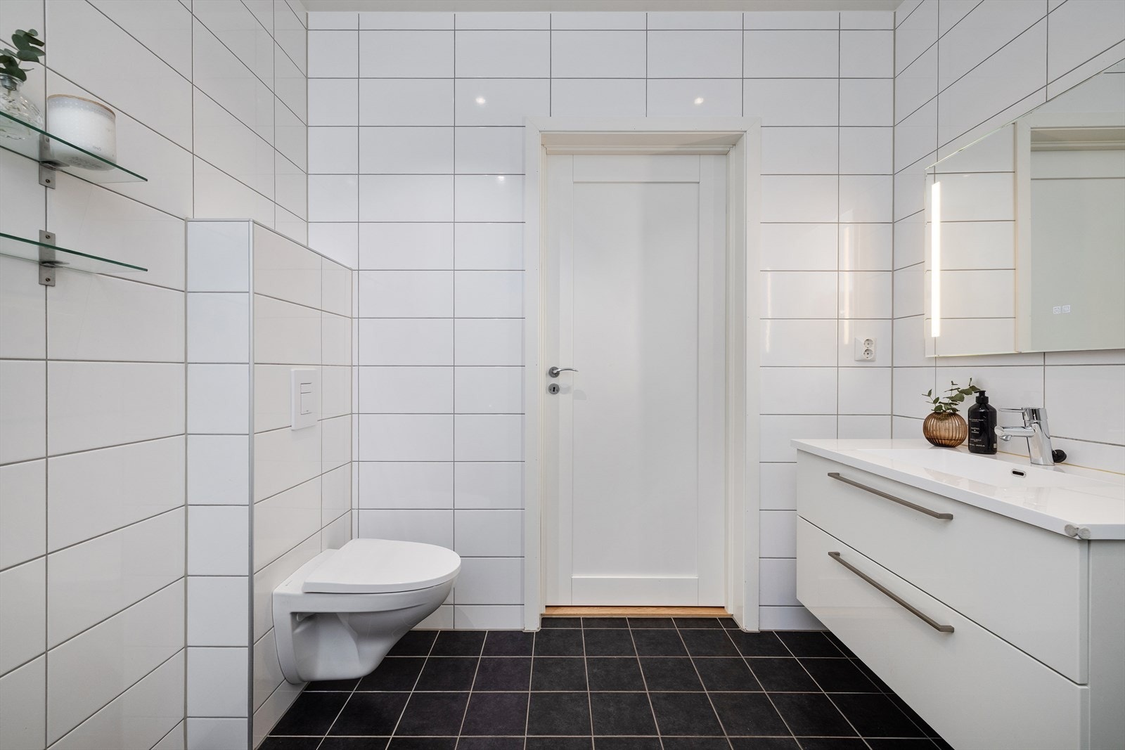 Hovedbadet i første etasje er romslig, med fliser på gulv og vegger samt gulvvarme. Galleribilde