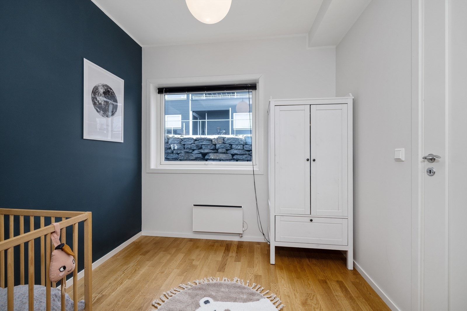 Boligen er godt tilrettelagt for en familie med sine fire soverom samlet på ett plan. Galleribilde