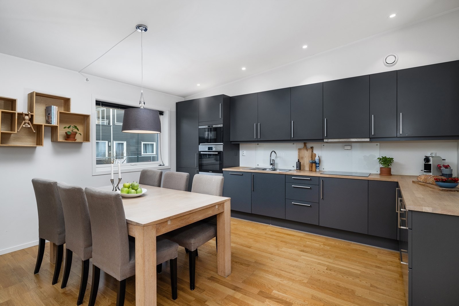 God belysning med downlights i taket og lys under overskapene. Galleribilde