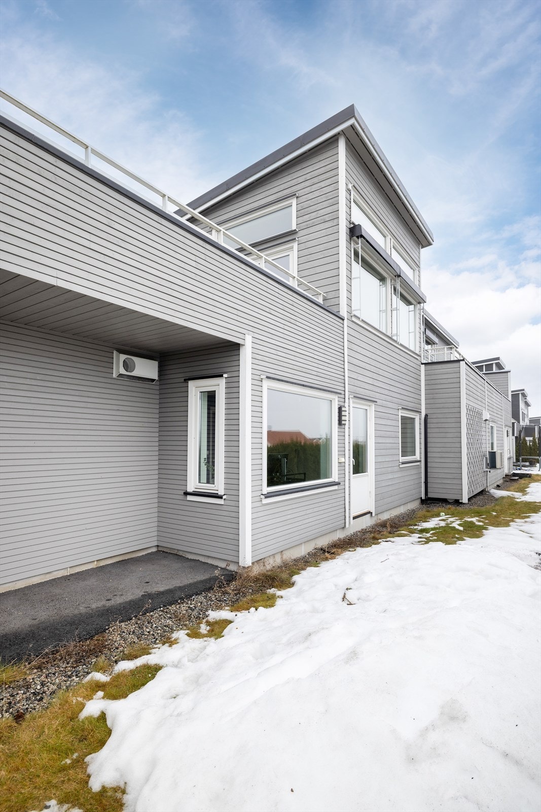 Boligen har en vedlikeholdsvennlig fasade med liggende trekledning. Galleribilde