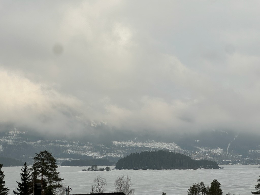 Når tåken letter så ser man opp til Krokskogen og Retthella. Galleribilde
