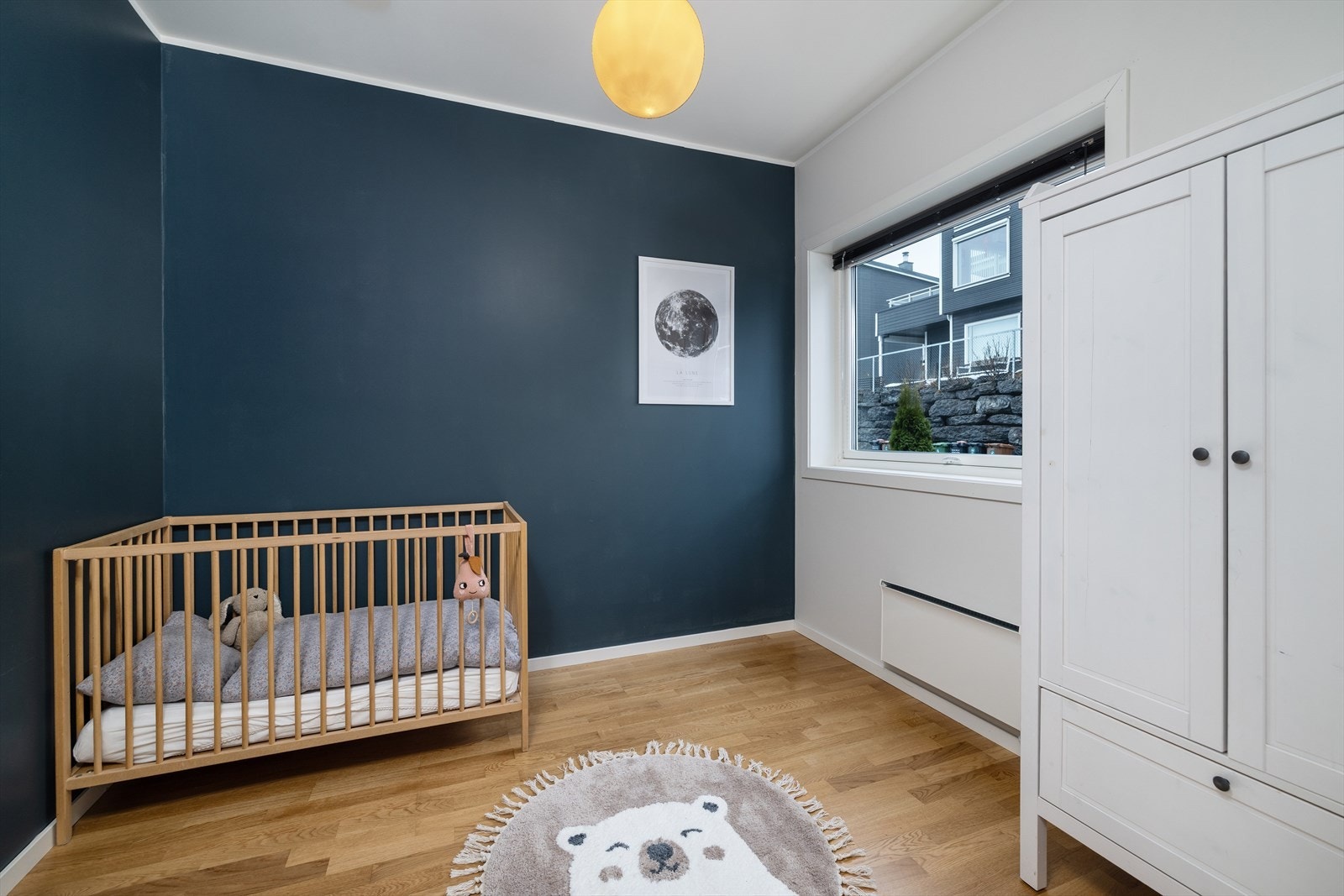 Alle rom har gjennomgående materialvalg og en moderne standard fra byggeåret 2015. Galleribilde