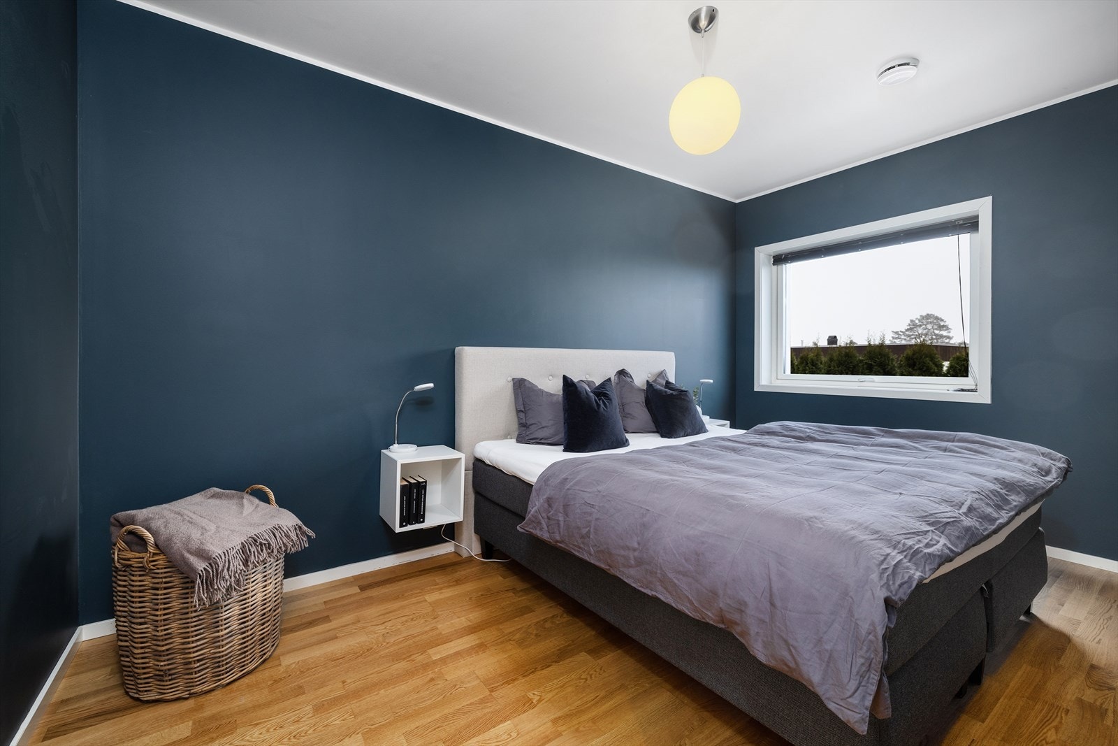 Hovedsoverommet er romslig, med god plass til dobbeltseng og oppbevaring. Galleribilde