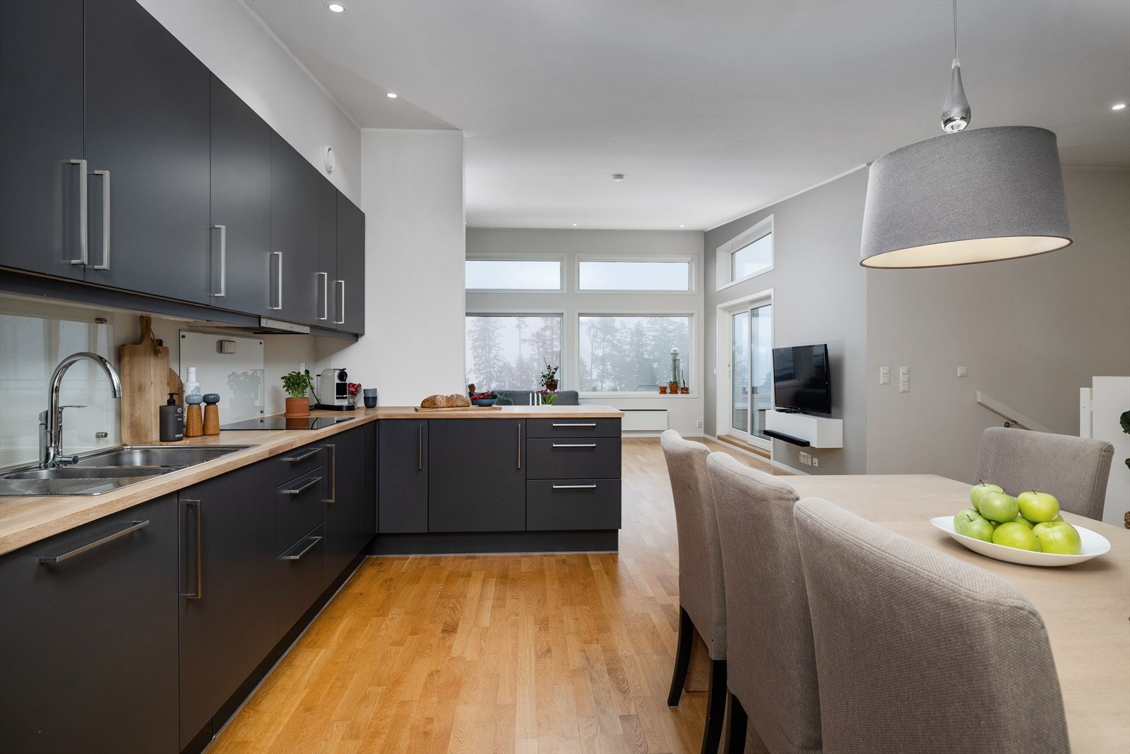 En solid benkeplate i heltre gir kjøkkenet et varmt og varig preg. Galleribilde