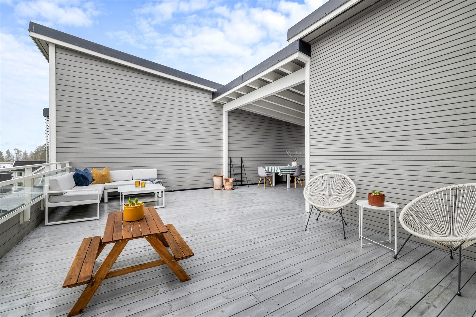 Fra stuen er det direkte utgang til en svært romslig takterrasse på ca. 49 m². Galleribilde