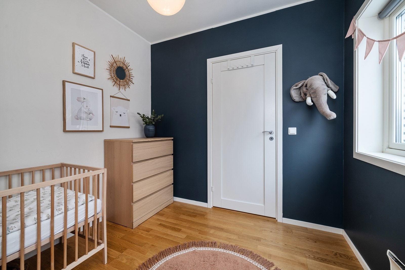 Soverommene i første etasje gir en praktisk adskillelse fra de sosiale sonene. Galleribilde