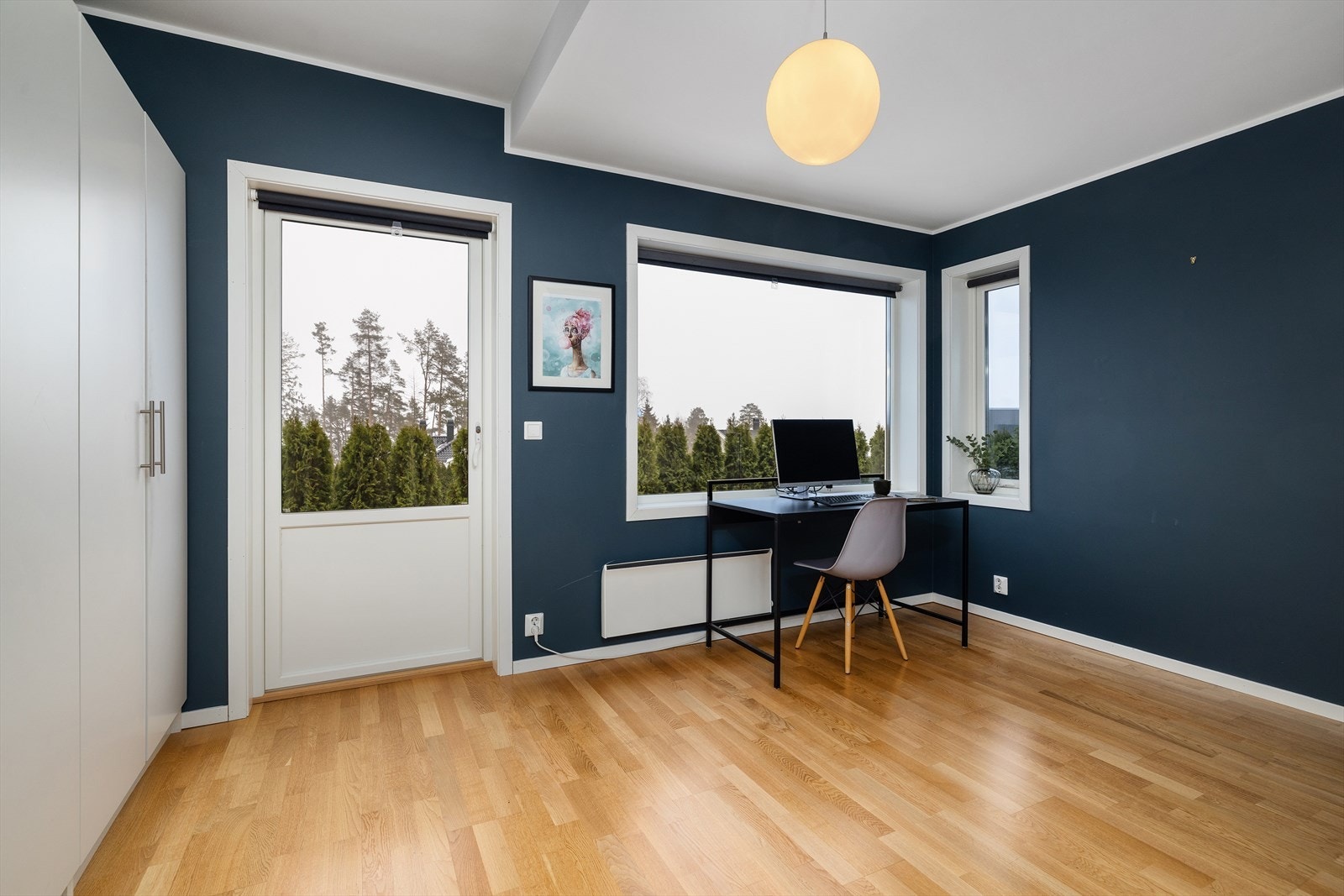 Alle soverommene har parkett på gulv og malte, glatte vegger for et enhetlig uttrykk. Galleribilde